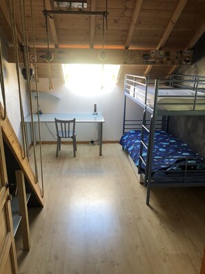 4 bedrooms, free WiFi, bed sheets