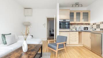 Apartment | Wohnbereich | 32-Zoll-Fernseher mit Kabelempfang, Netflix, Streaming-Dienste