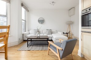 Departamento | Área de sala de estar | Televisión de 32 pulgadas con canales por cable y Netflix 