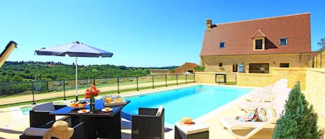 Una piscina al aire libre, una piscina climatizada