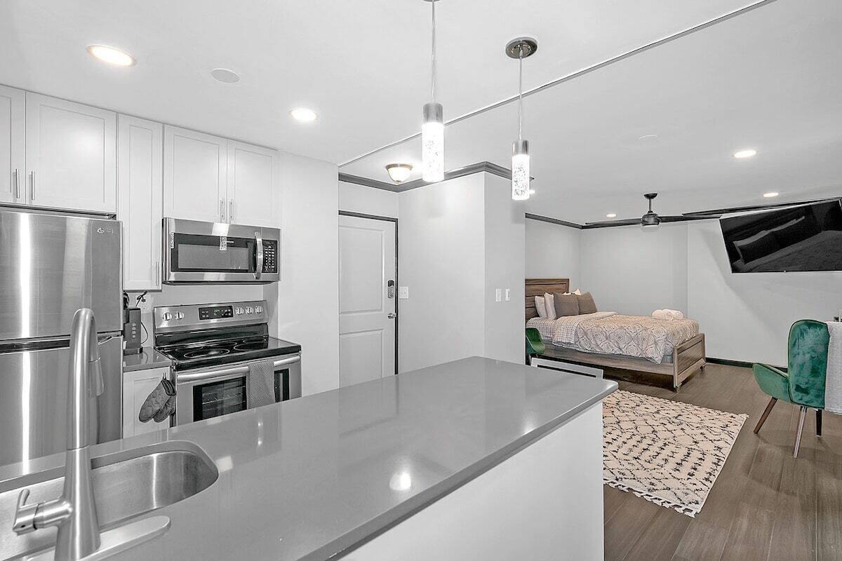 Downtown studio 12th fl extended stay
