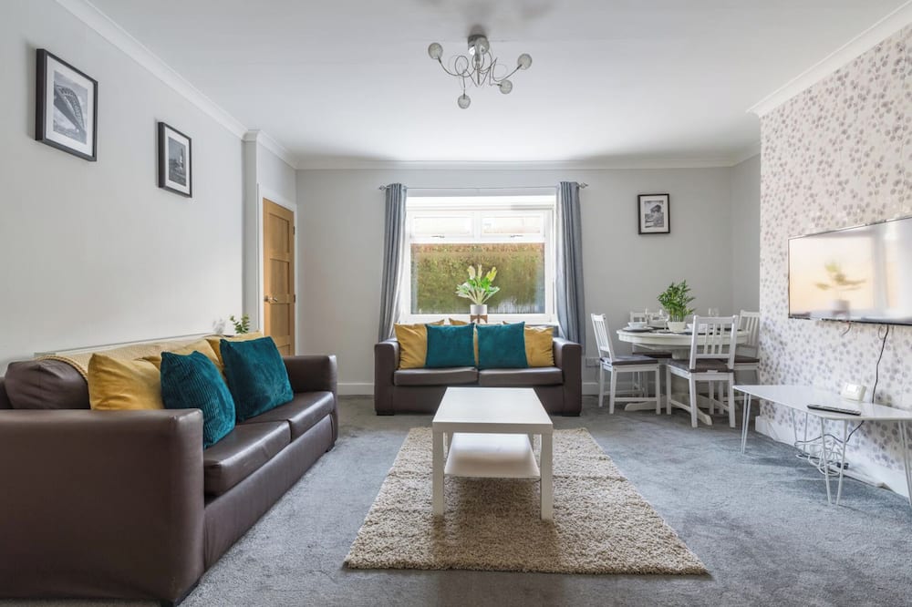 Chestnut House - Sleeps 4 - Pet Friendly - Parking - Ashington