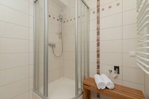 Appartement, 1 chambre, balcon, côté montagne | Salle de bain | Douche, serviettes fournies