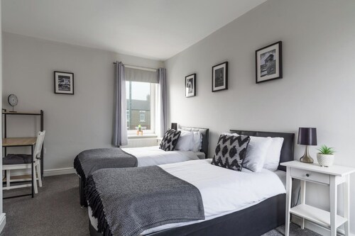 House - Sleeps 4 - Pet Friendly - Parking - Garden