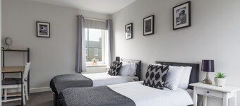 House - Sleeps 4 - Pet Friendly - Parking - Garden