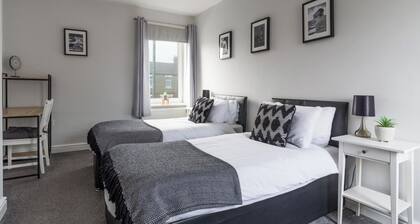 House - Sleeps 4 - Pet Friendly - Parking - Garden