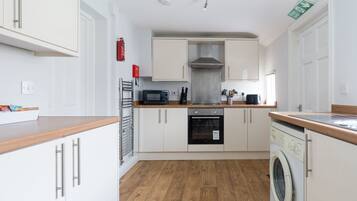 House | Private kitchen | Fridge, microwave, oven, stovetop