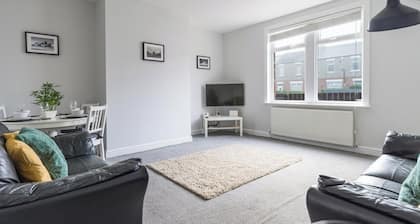 House - Sleeps 4 - Pet Friendly - Parking - Garden