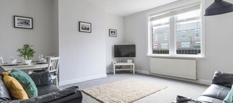 House - Sleeps 4 - Pet Friendly - Parking - Garden