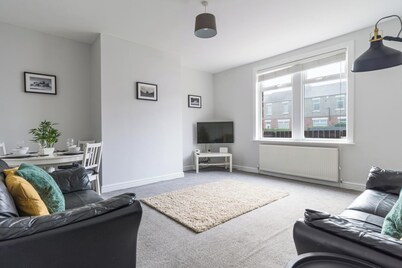 House - Sleeps 4 - Pet Friendly - Parking - Garden