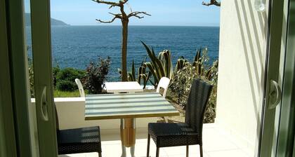 Studio N°1 in Tiuccia, waterfront, air-conditioned, wifi