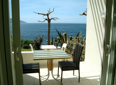 Studio N°1 in Tiuccia, waterfront, air-conditioned, wifi