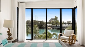 7 bedrooms, internet, bed sheets - 7 bedroom home on canal with private jetty for casual fishing and separate living areas for the exte (Mooloolaba)