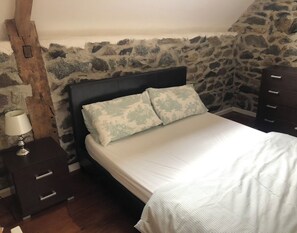 2 bedrooms, iron/ironing board, travel cot, WiFi - Gite in rural area with a short walk to the 🏖 beach (Plurien)