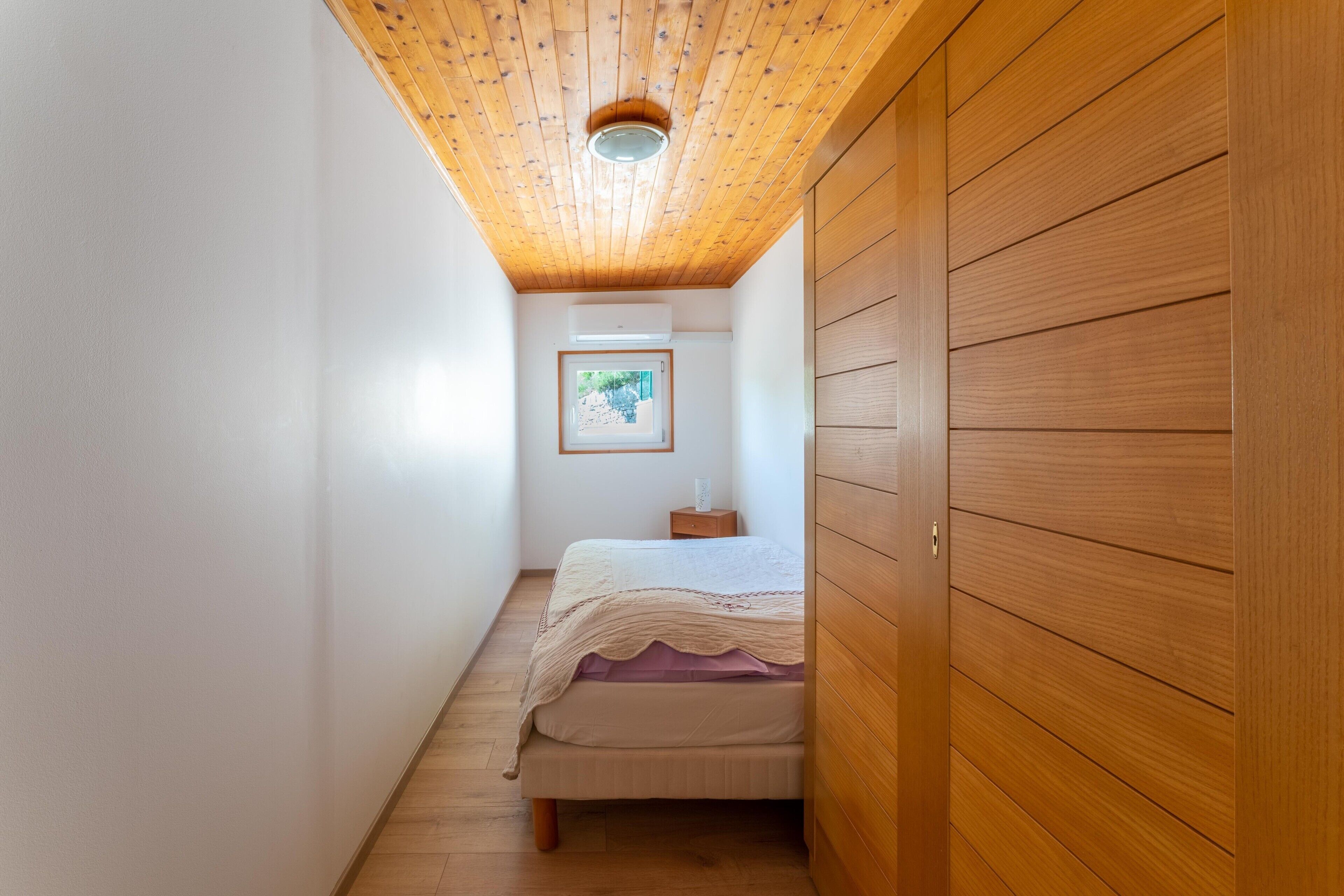 3 slaapkamers, een strijkplank/strijkijzer, gratis wifi, beddengoed