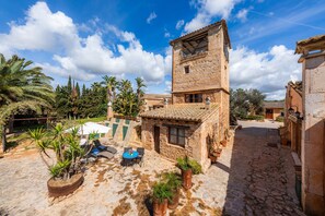 Outdoor dining - Villa La Torre: historic watchtower with pool and restaurant at agrotourism resort (Campos)