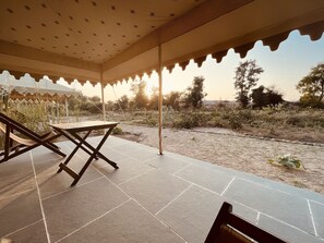 Luxury Double Room | Egyptian cotton sheets, premium bedding, memory-foam beds - Dera Jawai (Bali)