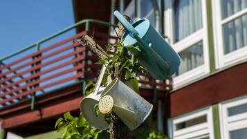 Un árbol con cubos metálicos colgando.