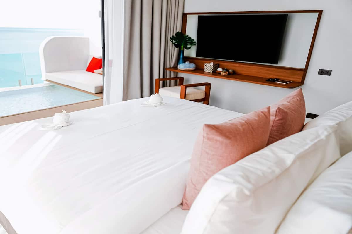1 bedroom, individually decorated, individually furnished