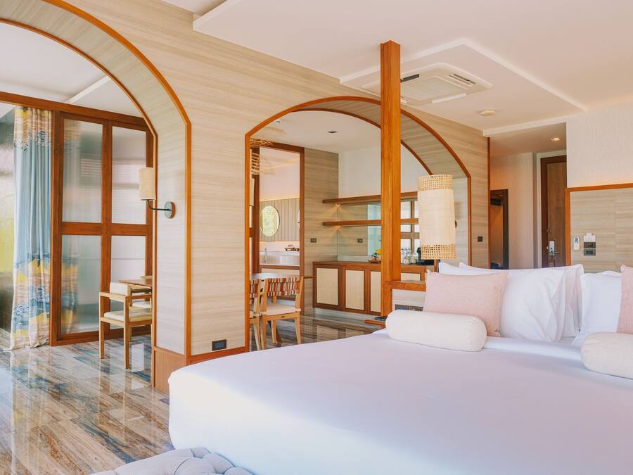 Suite – panorama | Individuelt dekorert, individuelt innredet og blendingsgardiner