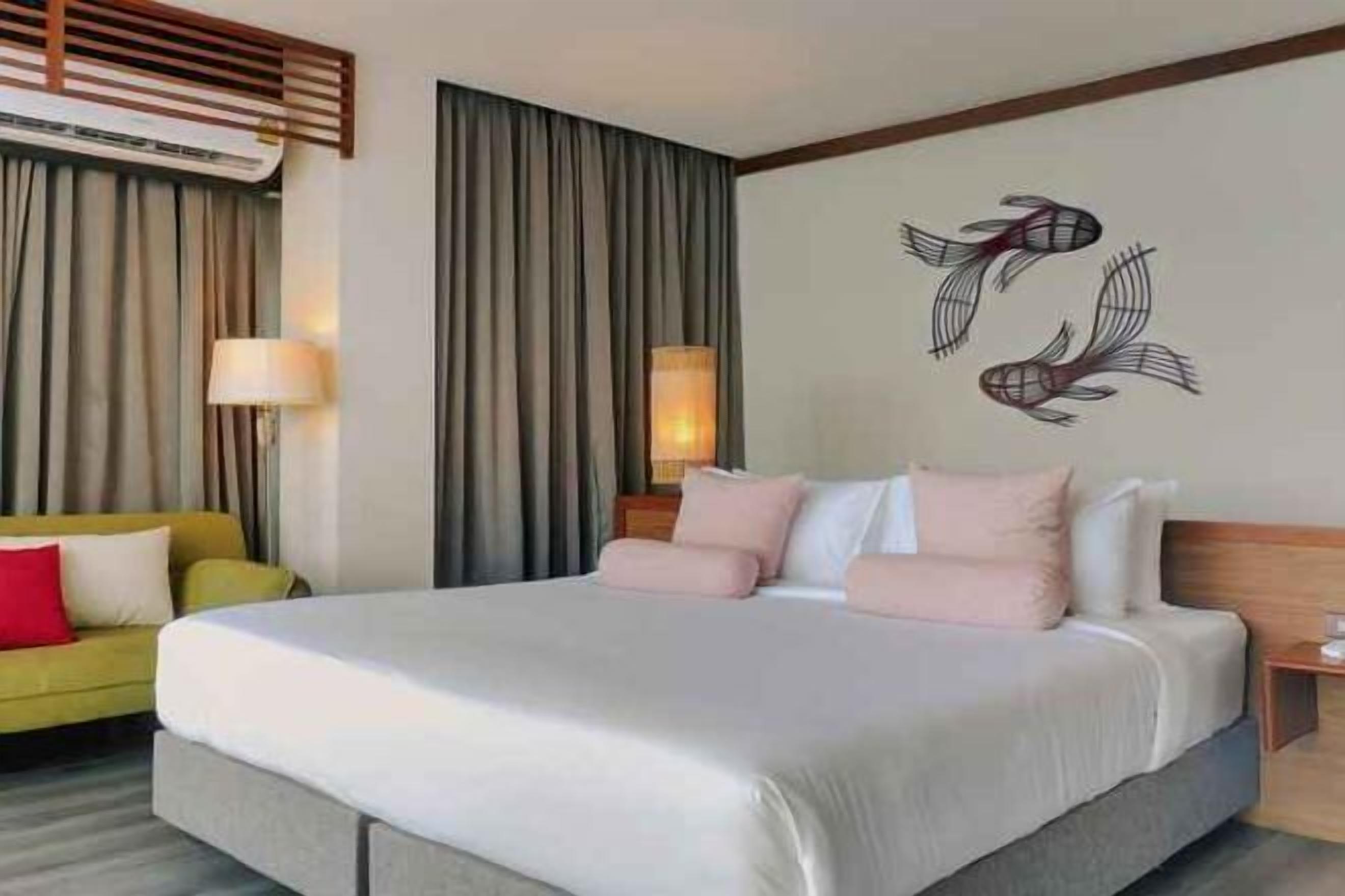 Decoración personalizada, muebles diferentes y cortinas blackout 