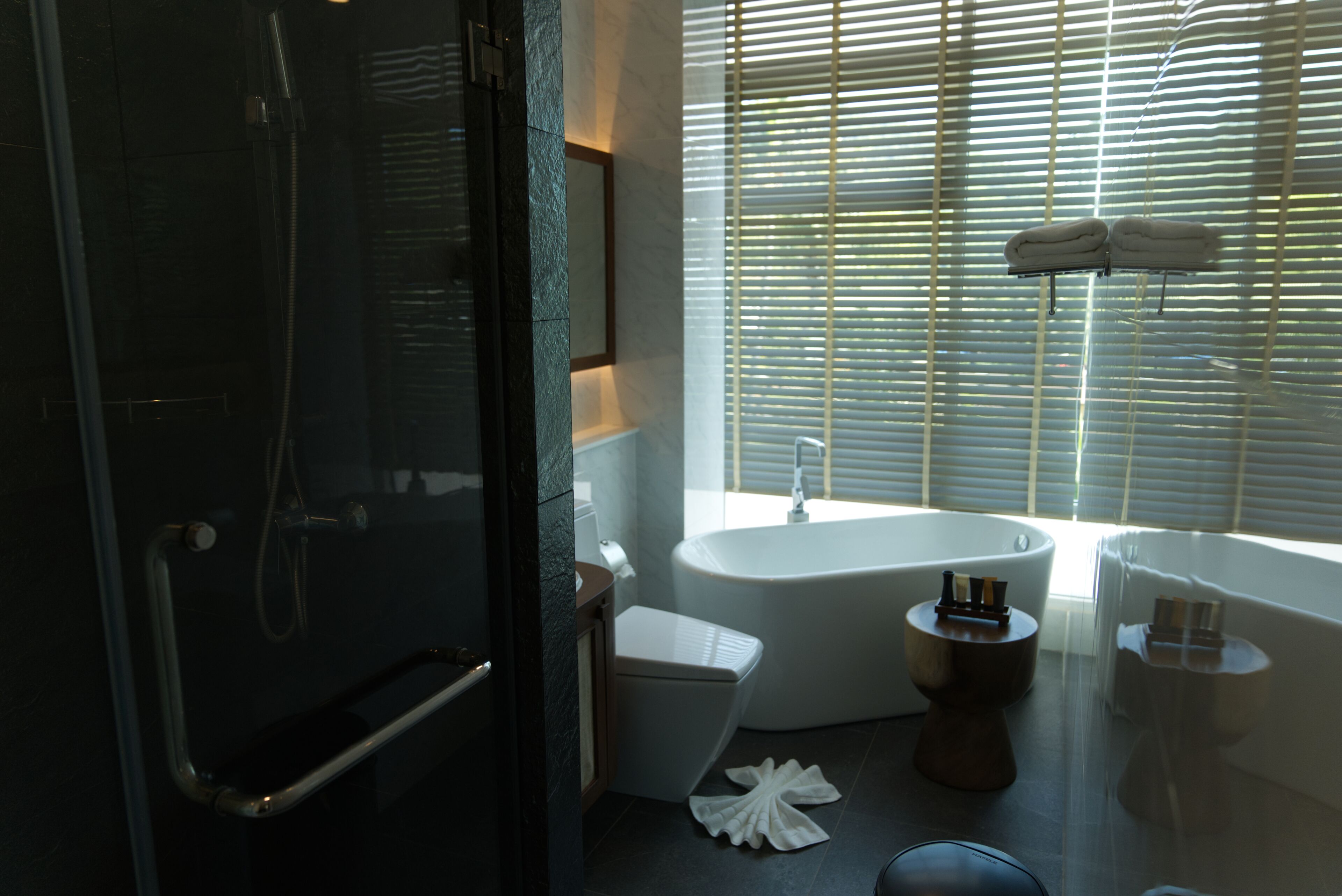 Ein modernes Badezimmer mit Dusche, Toilette und Badewanne.