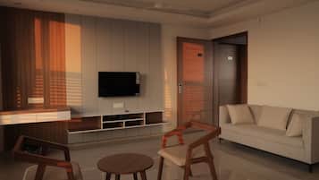 Luxury Double Room | In-room safe, desk, laptop workspace, blackout drapes