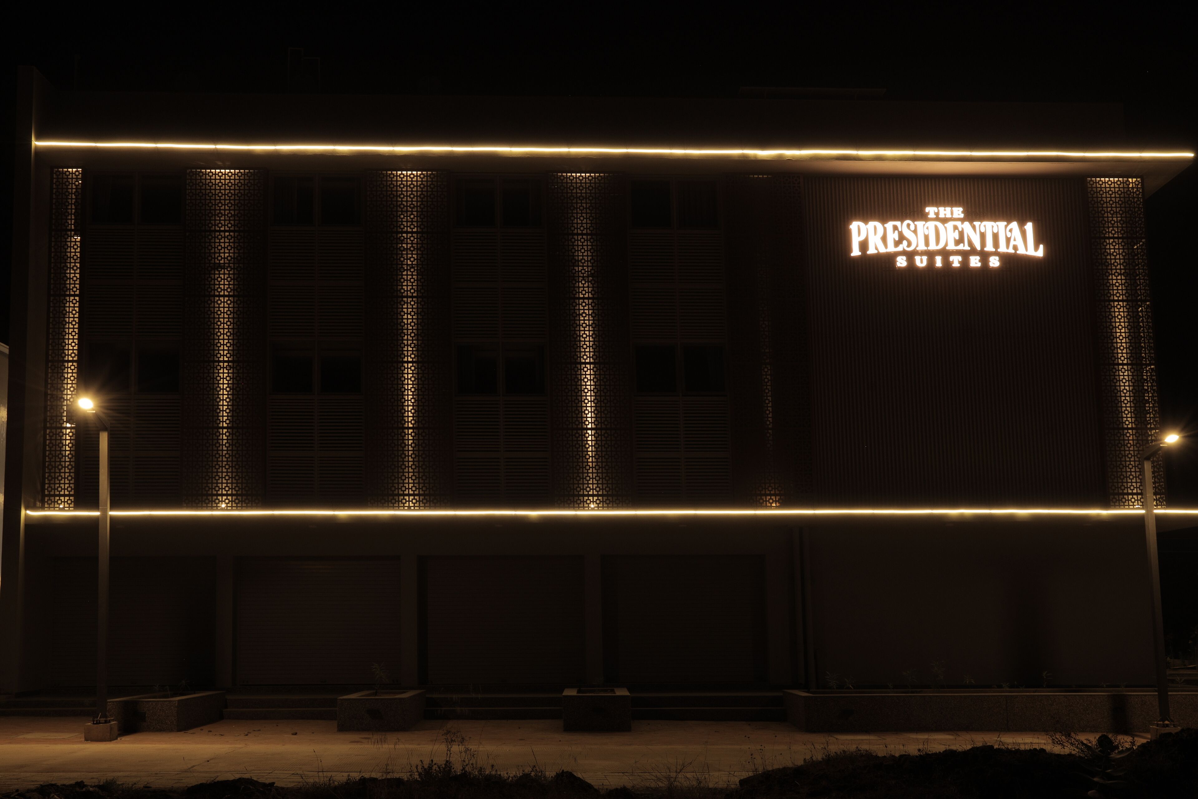 Un edificio con señalización iluminada que dice "The Presidential Suites".