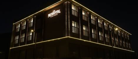 Fachada de la propiedad por la tarde o noche