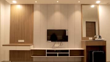 Quarto casal superior | Cofres nos quartos, escrivaninha, espaço de trabalho para notebook