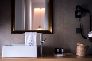 Double Room | Bathroom | Shower, hair dryer, bathrobes, slippers - Sunday Boutique Hotel (Karystos)