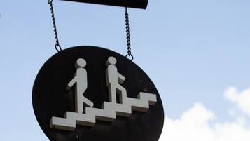 Un panneau représentant deux personnages montant des escaliers.