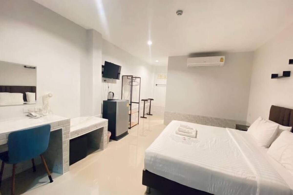 Desk, laptop workspace, free WiFi, bed sheets