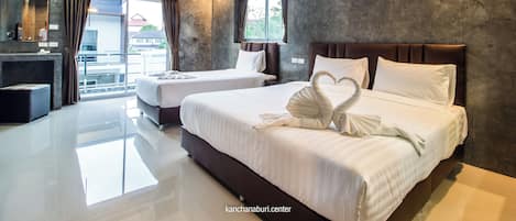 Deluxe Triple Room | Desk, laptop workspace, free WiFi, bed sheets