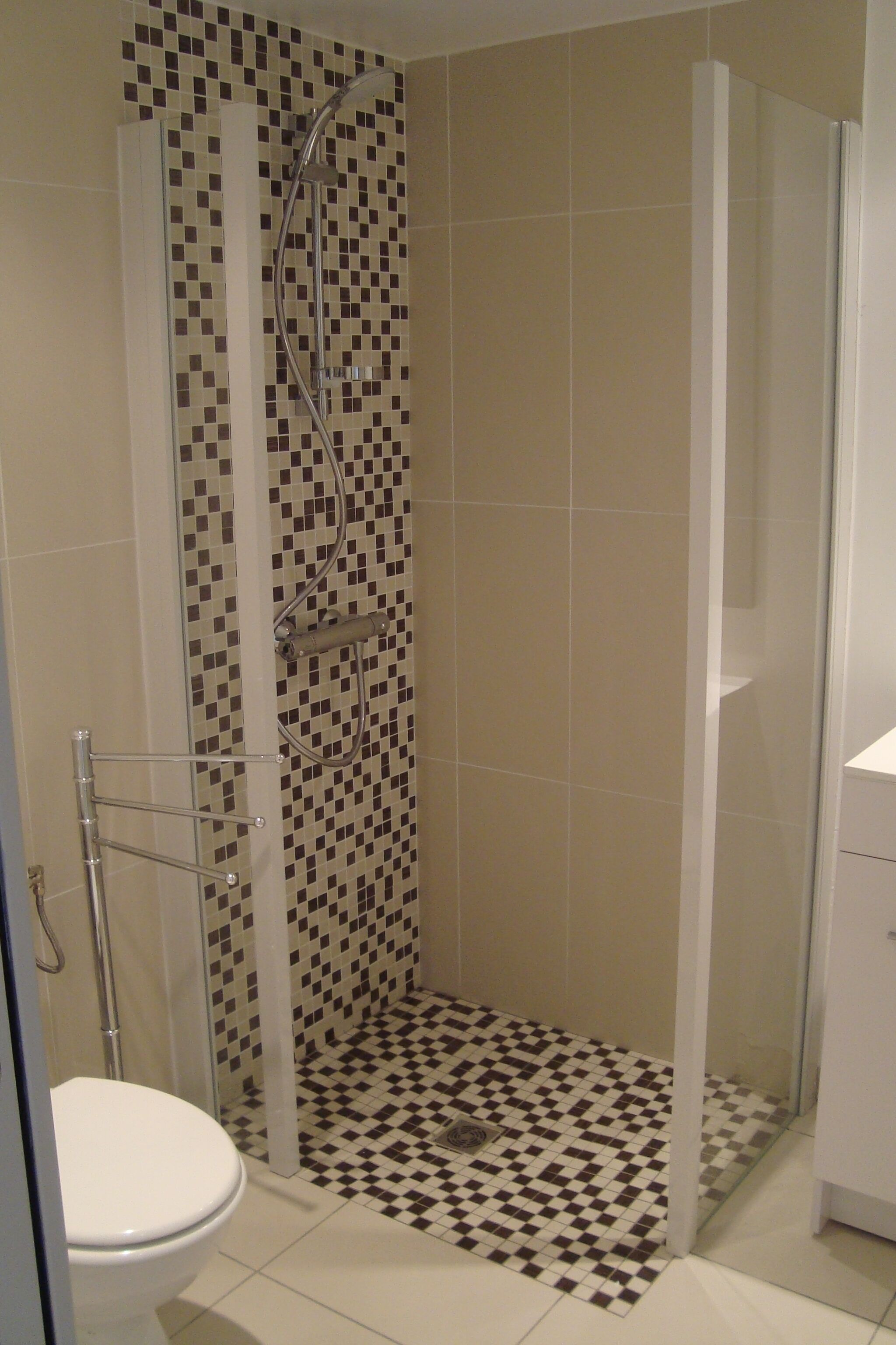 Een douche, een haardroger, handdoeken