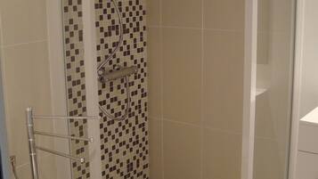 Een douche, een haardroger, handdoeken