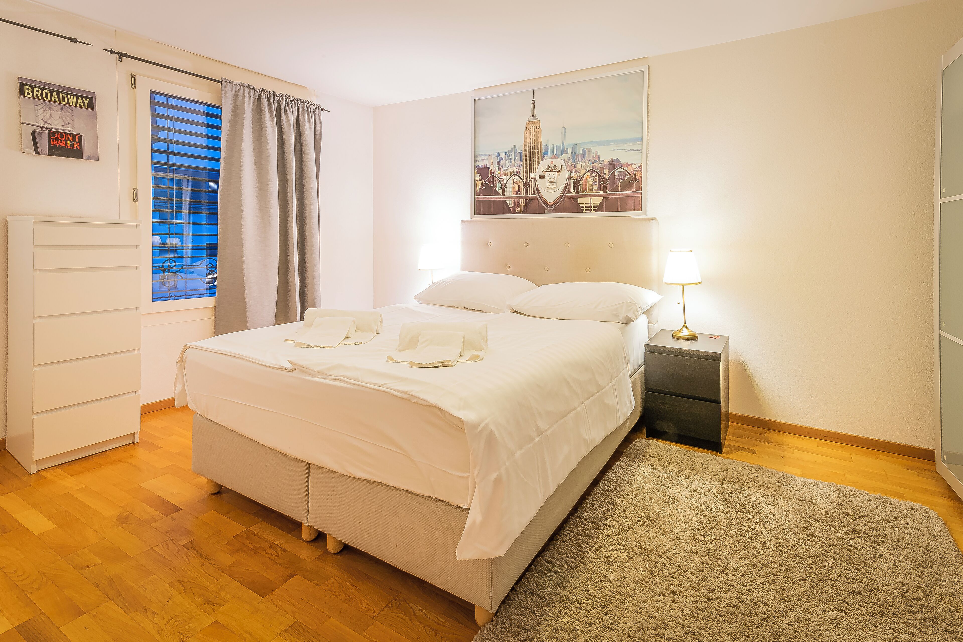 Modern Apartment, 1 Bedroom, Balcony, Mountain View | Allergitestet sengetøy, safe på rommet og skrivebord