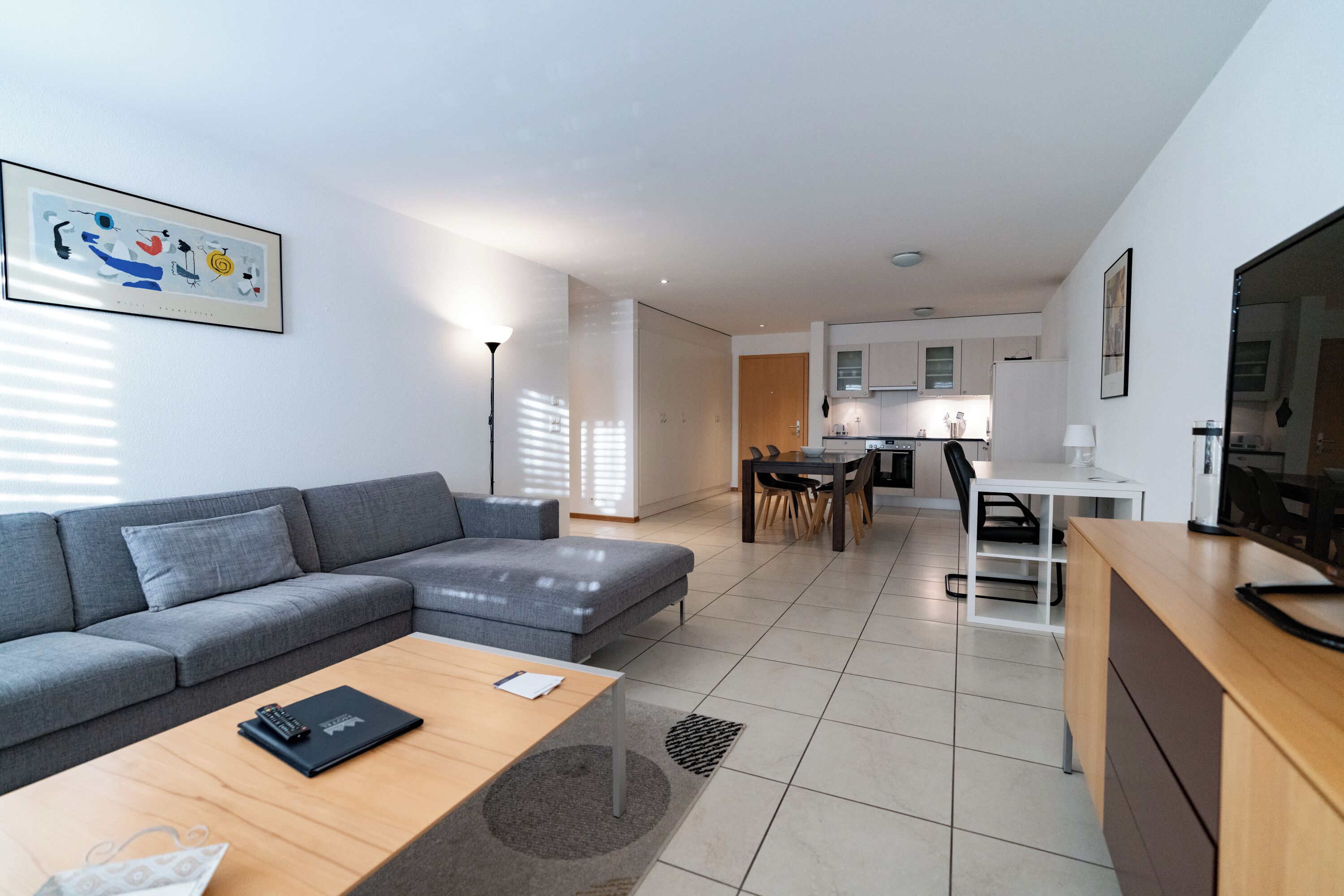 Modern Apartment, 1 Bedroom, Non Smoking, City View | Vardagsrum | 45-tums LCD-tv med kabelkanaler, smart-tv och golvvärme