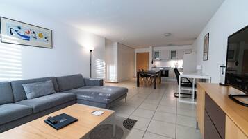 Modern Apartment, 1 Bedroom, Non Smoking, City View | Vardagsrum | 45-tums LCD-tv med kabelkanaler, smart-tv och golvvärme