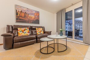 Modern Apartment, 1 Bedroom, Balcony, Mountain View | Área de estar | TV LCD 45 polegadas com canais a cabo, TV, pisos aquecidos