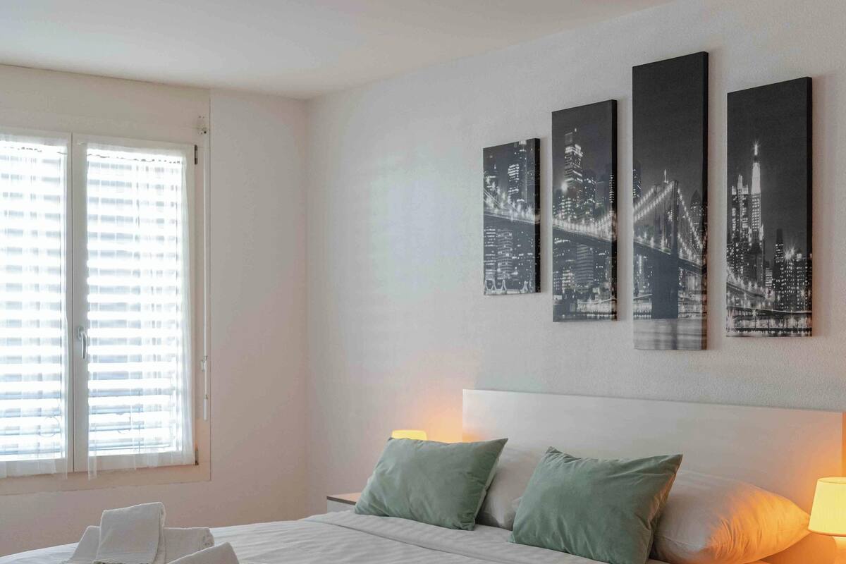Modern Apartment, 2 Bedrooms, Balcony, Mountain View | 低刺激性寝具、セーフティボックス (室内)、デスク、ノートパソコン用作業スペース