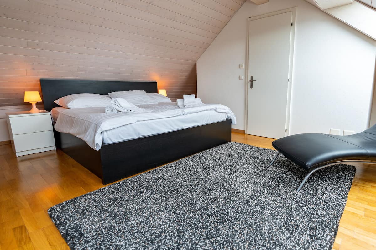 Modern Duplex, 3 Bedrooms, Terrace, Mountain View | 低刺激性寝具、セーフティボックス (室内)、デスク、ノートパソコン用作業スペース