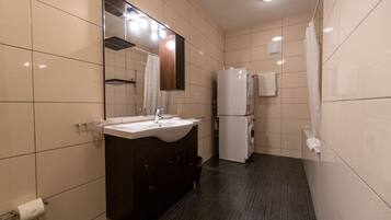 Deluxe-huoneisto, 2 makuuhuonetta, tupakointi kielletty, kaupunkinäköala | Kylpyhuone | Erillinen kylpyamme ja suihku, hiustenkuivaaja, pyyhkeet, saippua