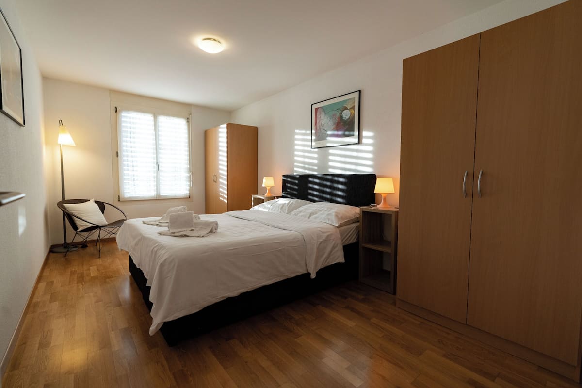 Modern Apartment, 1 Bedroom, Non Smoking, City View | 低刺激性寝具、セーフティボックス (室内)、デスク、ノートパソコン用作業スペース