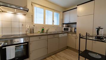 Departamento estándar, 2 habitaciones, balcón, vista a la montaña | Cocina privada | Refrigerador, microondas, horno y parrilla de estufa