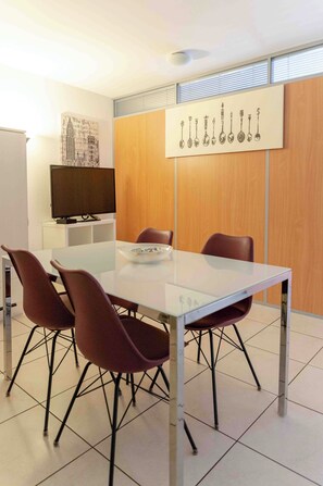 Modern Apartment, 2 Bedrooms, Balcony, Mountain View | Dining room - Los Lorentes Residences - Bulle (Bulle)