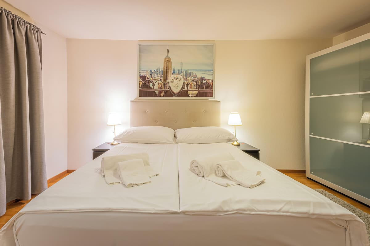Modern Apartment, 1 Bedroom, Balcony, Mountain View | 低刺激性寝具、セーフティボックス (室内)、デスク、ノートパソコン用作業スペース