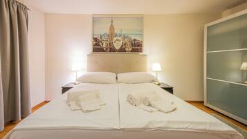 Modern Apartment, 1 Bedroom, Balcony, Mountain View | Allergiatestatut vuodevaatteet, tallelokero huoneessa, työpöytä