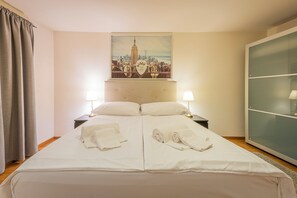 Modern Apartment, 1 Bedroom, Balcony, Mountain View | 低過敏寢具、客房內保險箱、書桌、筆電工作空間