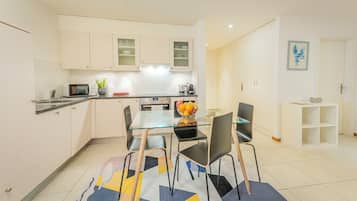 Modern Apartment, 2 Bedrooms, Non Smoking, City View | Matsal